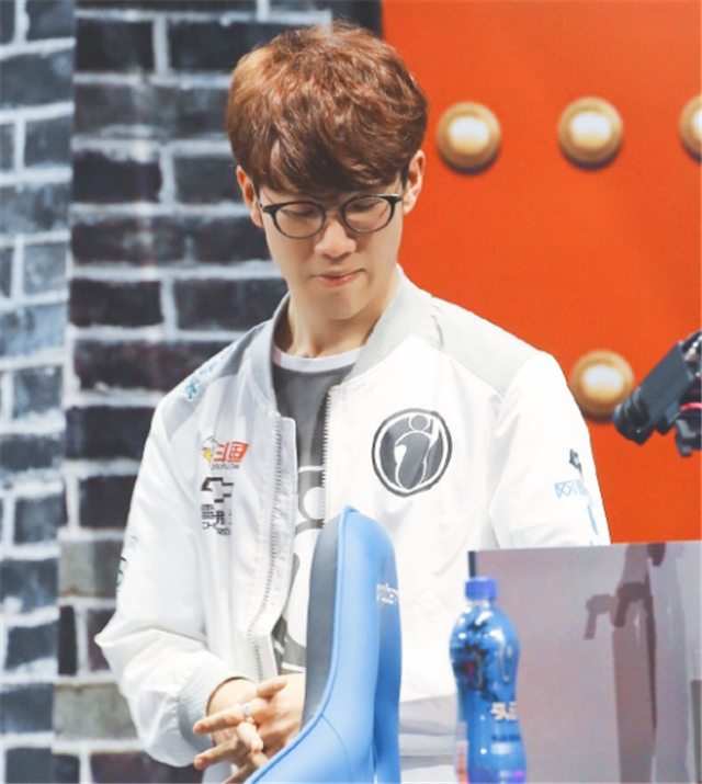 RNG官博祝中单选手xiaohuLPL出道七周年快乐！